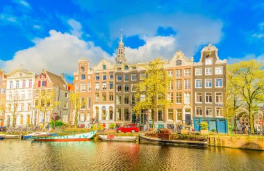 Cepheler satır eski kanal üzerinden tarihi evleri ile Bahar yeşil ağaçlar, Amsterdam, Hollanda su.