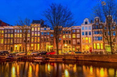 Tipik Hollanda cephe kanal evler ile gece, Amsterdam, Hollanda ışıklı yansımalar