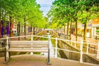 Delft, Hollanda eski şehirde tezgah ile renkli köprü