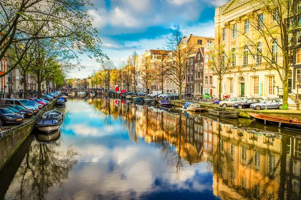 Hollandalı şehir manzarası ile kanal ve ayna yansımalar temiz su, Amsterdam, Hollanda