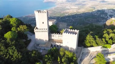 Sicilya 'da kalesi olan eski Erice kasabası.
