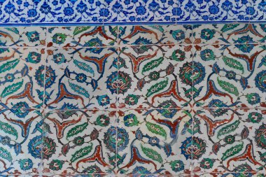 Topkapı Sarayı 'ndaki süslü mozaik, İstanbul, 15 yüzyıl, mavi turkuaz kırmızı ve yeşil renkli canlı çiçek ve geometrik motiflerle tavan, ince aşınmış seramik paneller, koruma