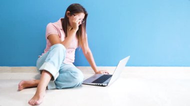 Bilgisayarla çalışan kişi, dizüstü bilgisayarda yazan kadın.