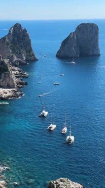 Ünlü Faraglioni Kayalıkları ve Capri Adası coast, İtalya, tonda retro