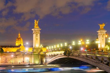 Ünlü Alexandre Köprüsü manzarası gece aydınlandı, Paris, Fransa