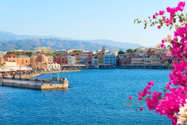 Venedik Limanı Hanya tarihi evleriyle, güneşli bir gün, crete, Yunanistan