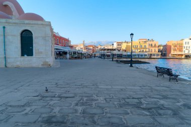 Tarihi Cami ve güneşli bir günde evleri olan Venedik 'in Hanya limanı, Girit, Yunanistan