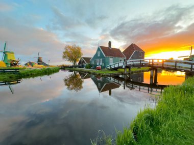 Kırsal Hollanda 'nın küçük tarihi kasabası Zaanse Schans' ın günbatımında ufuk çizgisi ilkbaharda Hollanda