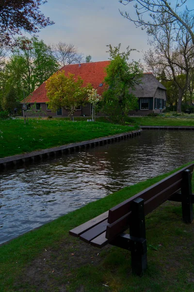 Hollanda 'nın kırsal kesimlerinde, eski küçük bir kasaba, Giethoorn, Hollanda, Hollanda manzaralı.