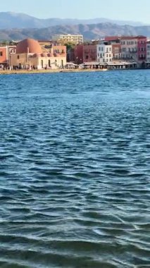 Bay of Chania deniz ve deniz feneri güneşli yaz günbatımı, Crete, Yunanistan,