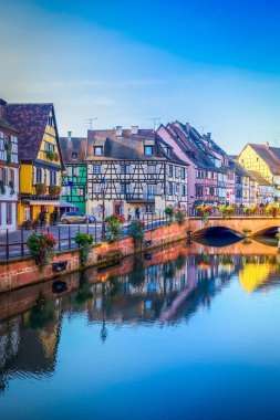 Fransa 'nın en ünlü Alsace kasabası Colmar' ın kanal sahnesi.