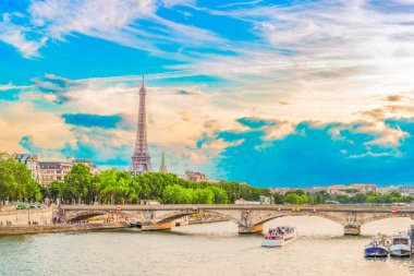 Eyfel Kulesi ve Seine nehir kıyısı, Paris, Fransa