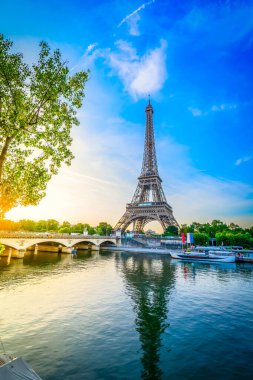 Paris Eyfel Kulesi ve Paris, Fransa 'da gün doğumuyla Seine Nehri. Eyfel Kulesi, Paris 'in en ikonik simgelerinden biri, web pankartı formatıdır.