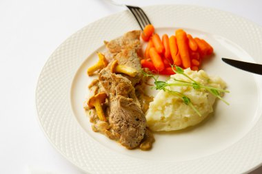 Mantar soslu domuz eti