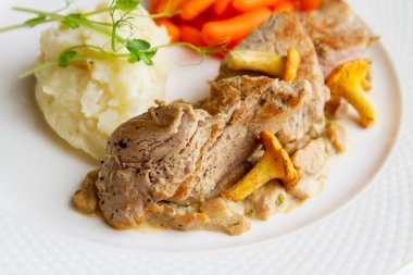 Mantar soslu domuz eti