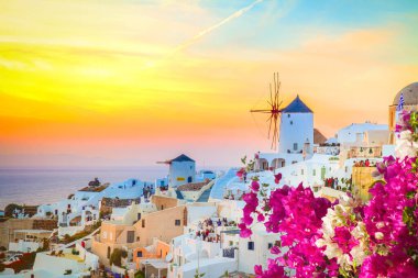 Oia Famouse altın günbatımı tonda yel değirmeni, Santorini, ile