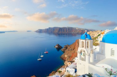 Açık deniz manzaralı ünlü mavi kubbeler ve volkan kalderası, Yunanistan 'ın Oia ve Santorini adaları hakkında güzel detaylar