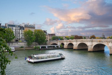 Pont Neuf ve river Seine suları ile cruise gemi, mavi gökyüzü bulutlu, Paris, Fransa