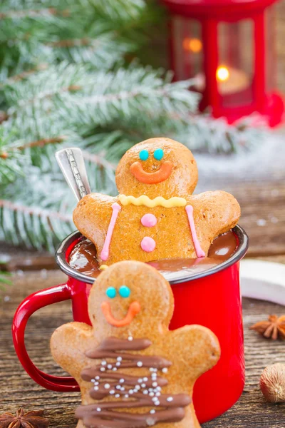 Gingerbread men with mug of hot chocolate — Stock Photo, Image