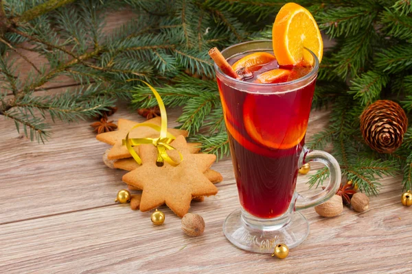 Mulled wine with decorated christmas tree — Stock Photo, Image