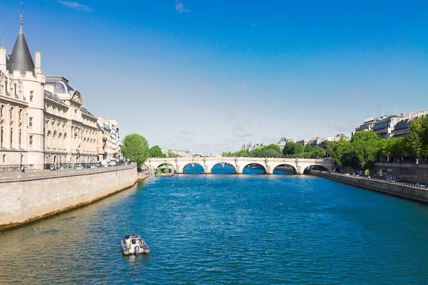 Ла Консьержери и Pont Neuf, Париж, Франция — стоковое фото