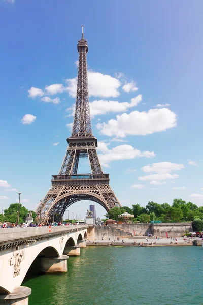 Eiffel prohlídka přes řeku Seine — Stock fotografie