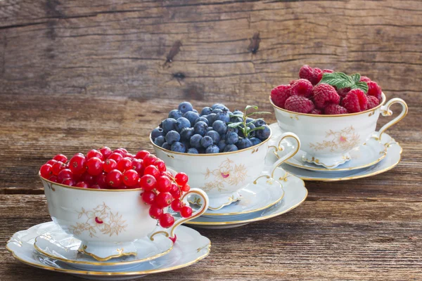 Red currant, raspberry and blueberry in cups — Stock Photo, Image