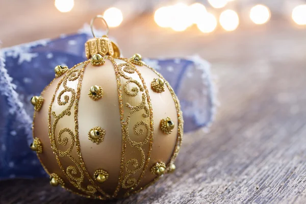 Palla d'oro con luci di Natale — Foto Stock