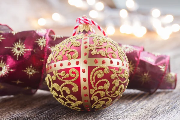 Золотой шар с рождественскими огнями — стоковое фото