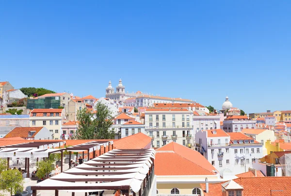 Вид Alfama, Lisbon, Portugal — стоковое фото