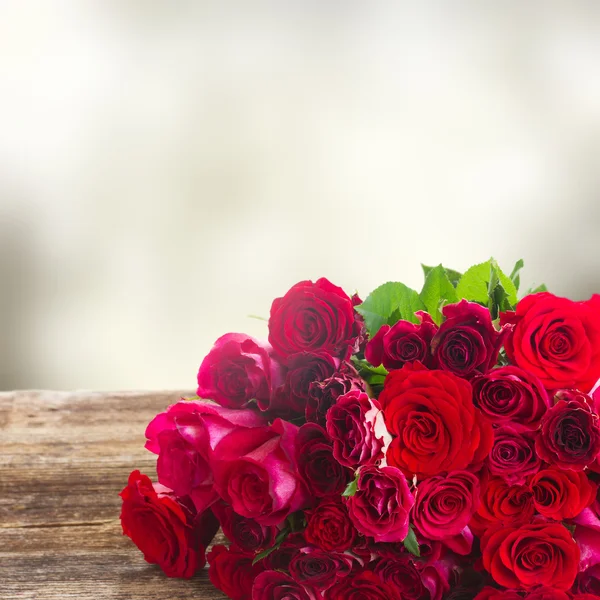 Borda de rosas vermelhas — Fotografia de Stock