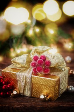 Noel süslemeleri ile hediye kutusu