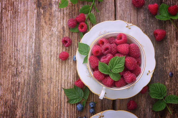 Fresh raspberry on wood — Stock Photo, Image