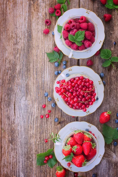 Framboesa fresca, groselha vermelha e morango — Fotografia de Stock