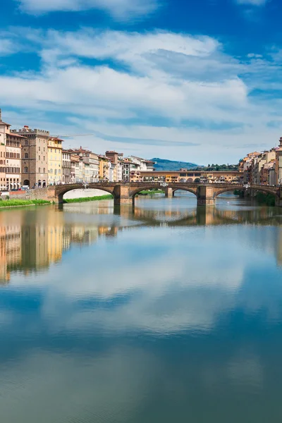 Ponte Santa Trinita bron över floden Arno, Florens — Stockfoto