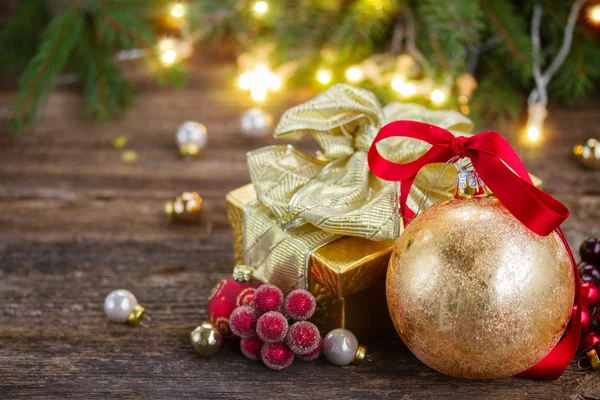 Addobbi natalizi con confezione regalo — Foto Stock