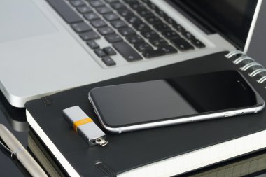 Ofis Masası not defteri, telefon ve bilgisayar ile