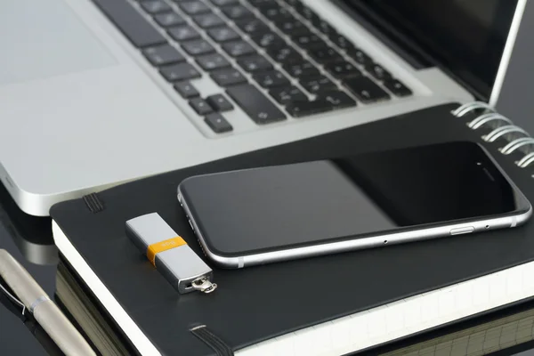 Mesa de escritório com notebook, telefone e computador — Fotografia de Stock