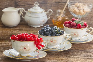 Frenk üzümü, ahududu ve bardak yaban mersini
