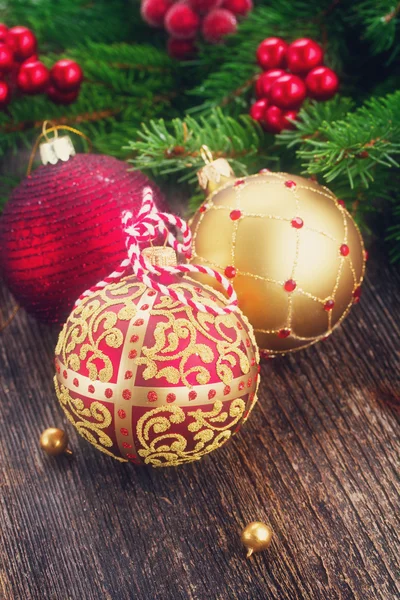 Червоні і золоті різдвяні кульки — стокове фото