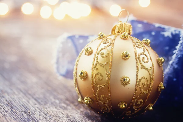 Zlatý míč s vánoční osvětlení — Stock fotografie