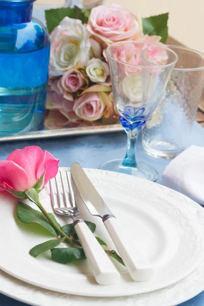 Conjunto de utensílios de mesa para dia dos namorados — Fotografia de Stock