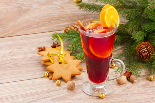 Mulled wine with decorated christmas tree — Stock Photo, Image