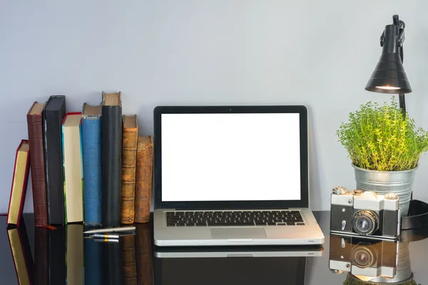 Mesa de escritório com computador e suprimentos — Fotografia de Stock