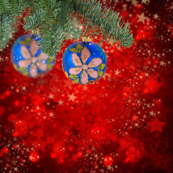 Різдвяний м'яч висить на вічнозеленому дереві — стокове фото