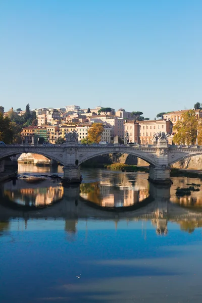 Köprü ve Tiber Nehri Roma, İtalya — Stok fotoğraf