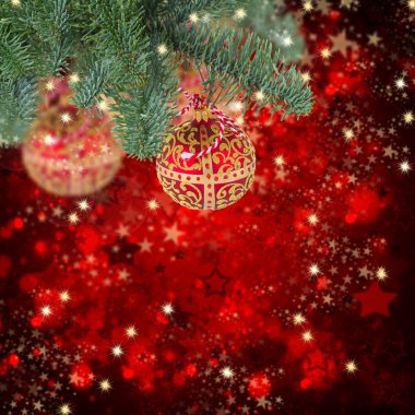 Noel top yaprak dökmeyen ağaç üzerinde asılı