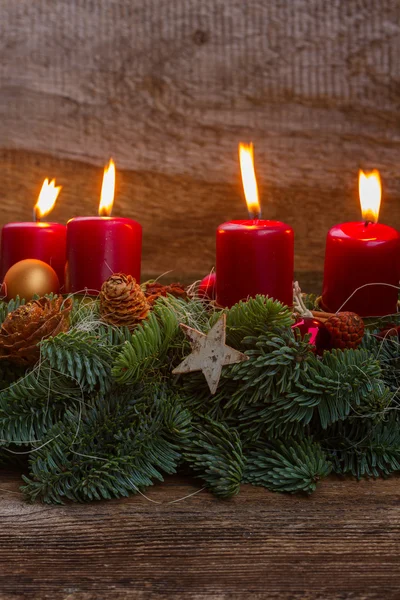 Adventskrans met brandende kaarsen — Stockfoto