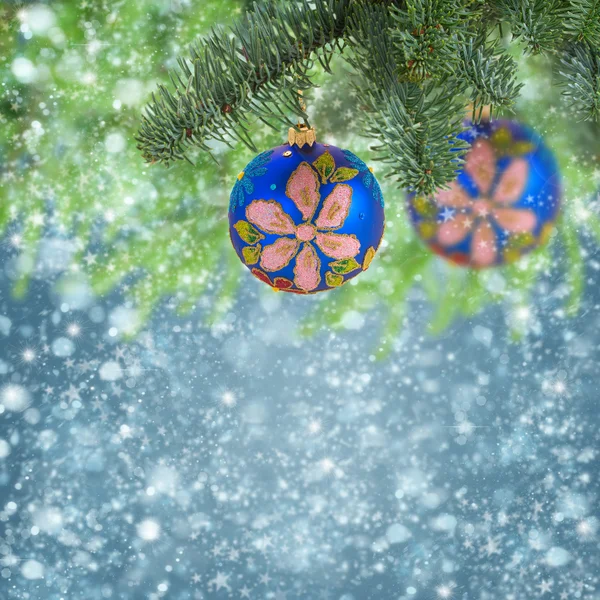 Weihnachtskugel hängt am immergrünen Baum — Stockfoto