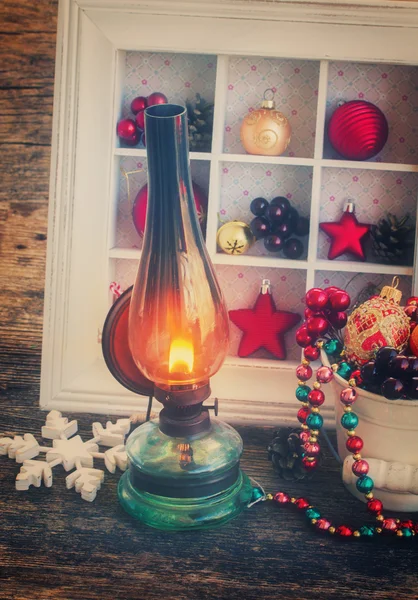 Vintage lantaarn met de kroon van Kerstmis — Stockfoto